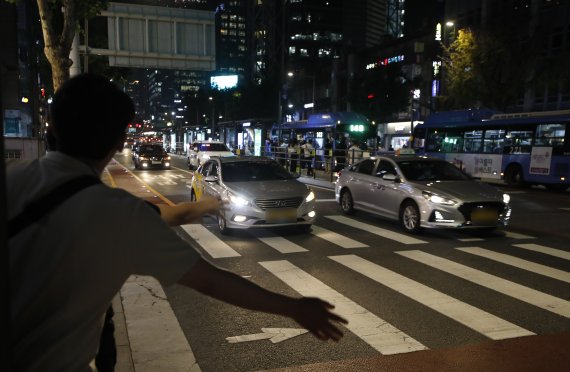 서울 도심에서 시민들이 택시를 잡는 모습. 뉴시스