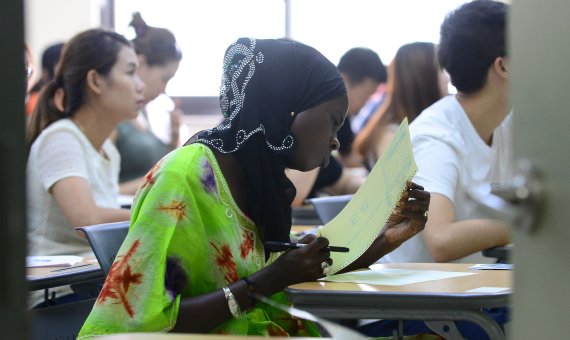 한국어능력시험(TOPIK)을 치르고 있는 외국인들. (뉴스1DB) ⓒNews1