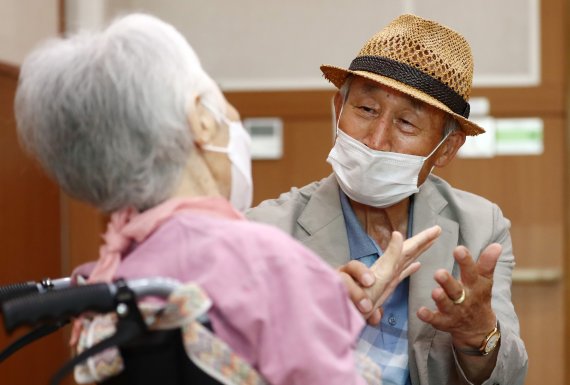 "너무 보고 싶었어요" 요양병원 접촉 면회 허용 [오늘의 사진]