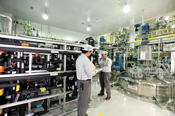 SK바이오텍 엔지니어가 연속반응설비를 사용해 작업하고 있다