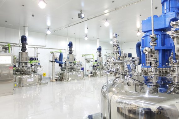 SK바이오텍 세종공장에 설치된 회분식 반응기(Batch Reactor) 상부