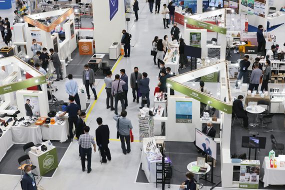 중소기업의 판로 개척을 돕기 위한 '2022 스마트비즈엑스포'가 4일 서울 코엑스에서 열린 가운데 참가자들이 스마트공장 시스템으로 생산된 제품을 살피고 있다. 사진=박범준 기자