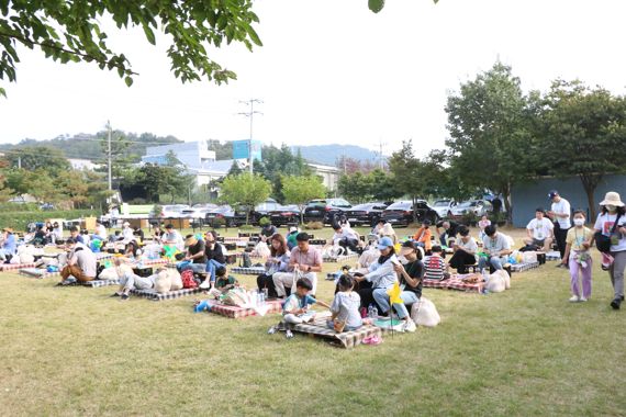 지난 1일 경기도 안성 누렁이 과수원에서 스마트카라 Farm 과일 수확 행사가 진행되고 있다.