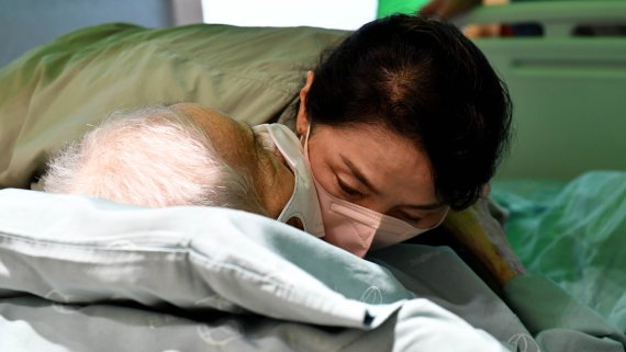 "너무 보고 싶었어요" 요양병원 접촉 면회 허용 [오늘의 사진]