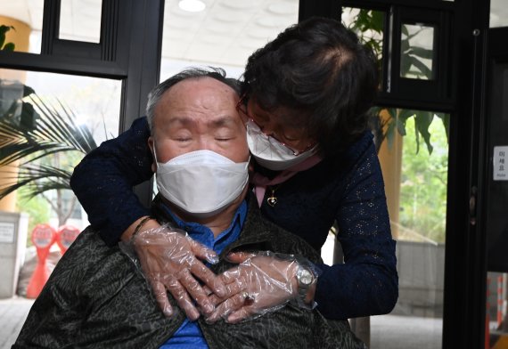 "너무 보고 싶었어요" 요양병원 접촉 면회 허용 [오늘의 사진]