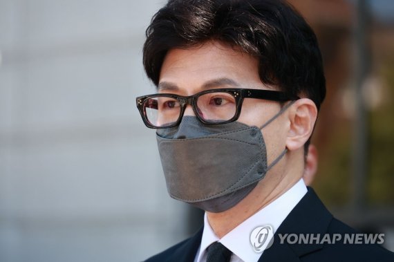 '검수완박법' 공개 변론 참석하는 한동훈 장관 (서울=연합뉴스) 김도훈 기자 = 한동훈 법무부 장관이 27일 오후 서울 종로구 헌법재판소에서 열리는 '검수완박법' 권한쟁의심판 첫 공개 변론에 출석하며 취재진의 질문에 답하고 있다. 2022.9.27 [공동취재] superdoo82@yna.co.kr (끝)