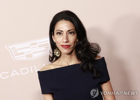 힐러리 최측근 애버딘, 배우 브래들리 쿠퍼와 열애설 US political staffer Huma Abedin arrives for the Variety Power of Women event at the Wallis Annenberg Center for the Performing Arts in Beverly Hills, California, on September 28, 2022. (Photo by Michael Tran / AFP)