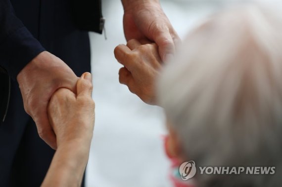 "꼭 잡은 두 손" "꼭 잡은 두 손" (대구=연합뉴스) 김현태 기자 = 감염 취약시설의 대면 접촉 면회가 다시 가능해진 4일 오후 대구 동구 활짝요양원에서 면회온 가족과 70대 노모가 반가운 마음에 두손을 꼭잡고 있다. 2022.10.4 mtkht@yna.co.kr (끝)