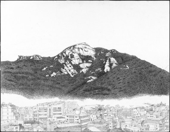 김미경, 산이 보이네, 2022년, 펜, 90x117cm(갤러리 창성동 실험실 제공)
