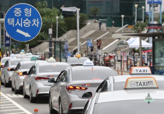 [서울=뉴시스] 김금보 기자 = 정부가 심야택시난과 관련해 호출비 인상 등을 골자로 한 정부 대책을 발표한 지난 4일 오후 서울 중구 서울역 앞 택시승강장에 손님을 기다리는 택시가 줄지어 서 있다. 국토교통부는 이날 심야택시난 완화 대책으로 심야택시 호출비 상한 확대 및 목적지 미 표시, 택시규제 개선, 타다와 우버 등 모빌리티 확대, 심야 대중교통 공급 확대안 등을 발표했다. 2022.10.05. kgb@newsis.com