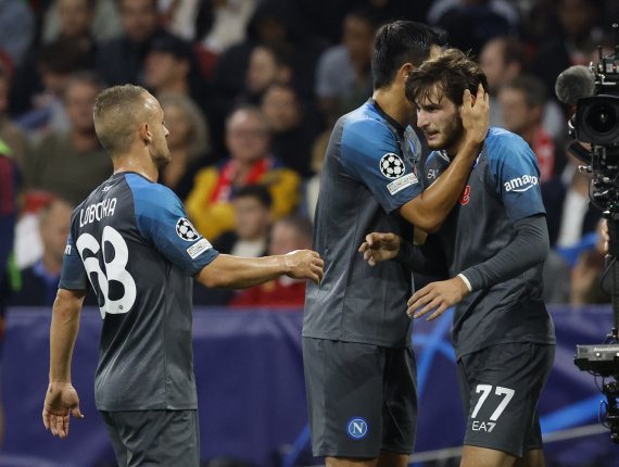 나폴리 김민재(가운데)가 흐비차와 포옹하며 기버하고 있다. ⓒ 로이터=뉴스1