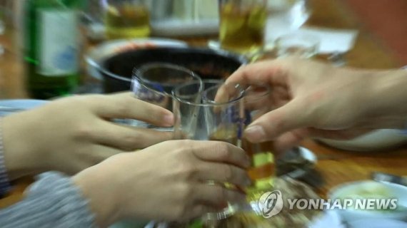 연말연시를 맞아 과식과 과음, 흡연 등은 우리 몸에서 통증을 유발할 수 있다. 연합뉴스