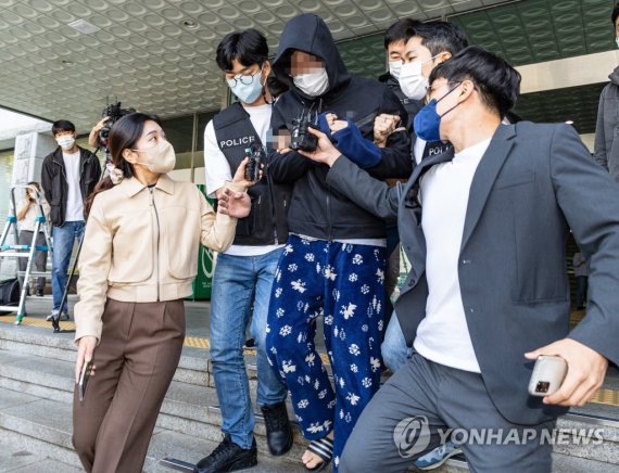 29일 오후 서울 관악구 관악경찰서에서 자신이 거주하던 고시원의 주인인 70대 여성을 살해한 혐의를 받는 A씨가 서울중앙지법에서 열린 구속 전 피의자 심문(영장실질심사)을 받기 위해 경찰서를 빠져나오다 취재진의 질문을 받고 있다. /사진=연합뉴스