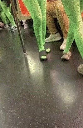 정체가 뭐지…형광 쫄쫄이 여성 강도단 뉴욕 지하철 습격