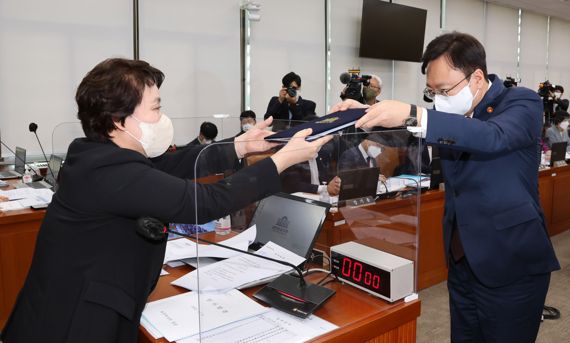 조규홍 보건복지부 장관(오른쪽)이 5일 서울 여의도 국회에서 열린 보건복지위원회의 보건복지부, 질병관리청에 대한 국정감사에서 증인선서문을 정춘숙 보건복지위원장에게 제출하고 있다.사진=박범준 기자