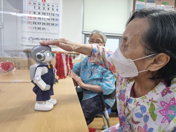 서울디지털재단, AI 로봇으로 어르신 케어한다