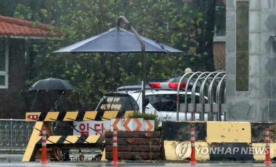 5일 오전 낙탄 사고가 발생한 군부대로 폭발물처리반 차량이 들어가고 있다. /연합뉴스