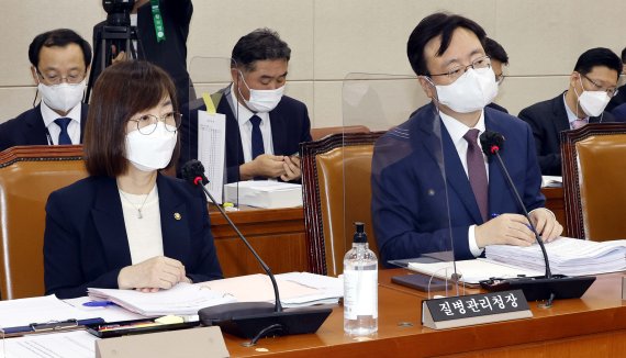 백경란 질병관리청장이 5일 국회에서 열린 보건복지위원회 국정감사에서 발언하고 있다. (공동취재) 뉴스1 제공.