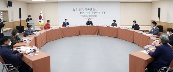 이철우 경북지사가 윤석열 대통령을 만나 산업 위기 선제 대응 지역, 반도체 특화 단지, 호미반도 국가해양정원 예타 대상 사업 선정 등 지역 현안에 대해 집중 건의했다. 윤석열 대통령이 5일 경북 상주 스마트팜 혁신밸리에서 열린 제9차 비상경제민생회의를 주재하고 있다. 사진=뉴시스