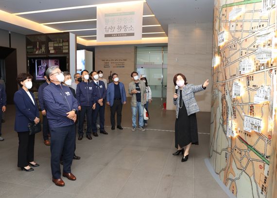 대구은행이 창립 55주년을 기념해 10월 한 달간 수성동 본점 로비에서 대구은행의 사외보 '향토와 문화'를 주제로 하는 특집 전시회를 개최한다. 대구은행 향토와 문화 특별전을 설명 중인 엄명숙 대표(오른쪽)와 관람 중인 임성훈 대구은행장. 사진=대구은행 제공