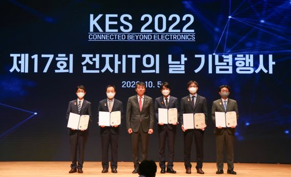 5일 서울 삼성동 코엑스에서 개최된 '2022년 제17회 전자·IT의 날' 기념 행사에서 최인두 코웨이 워터케어개발실장(오른쪽 두번째)과 장영진 산업통상자원부 차관(오른쪽 네번째)이 기념 촬영을 하고 있다. 코웨이 제공.