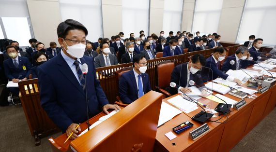 이흥교 소방청장이 5일 오전 서울 여의도 국회에서 열린 행정안전위원회 중앙선거관리위원회, 진실화해를위한과거사정리위원회, 소방청·한국소방산업기술원, 한국승강기안전공단 등 7개 공공기관에 대한 2022년 국정감사에서 인사말을 하고 있다. 사진=박범준 기자