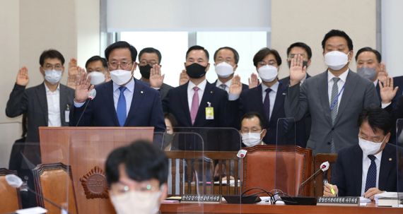 이용표 한국승강기안전공단 이사장을 비롯한 관계자들이 5일 오전 서울 여의도 국회에서 열린 행정안전위원회의 중앙선거관리위원회, 진실화해를위한과거사정리위원회, 소방청·한국소방산업기술원, 한국승강기안전공단 등 7개 공공기관에 대한 국정감사에서 증인 선서를 하고 있다. 사진=박범준 기자