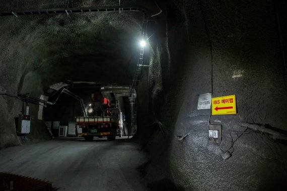 강원도 정선의 지하 1000m에 위치한 지하거대실험실인 '예미랩'으로 가는 진입갱도. 차가 다닐 정도로 갱도가 넓게 뚫려있다. IBS 제공