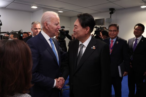 경상적자 돌아선 날, 삼성전자 '어닝쇼크'.. 퍼펙트스톰 밀려온다 [월금사진관]