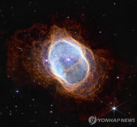 제임스웹 우주망원경이 촬영한 '남쪽고리 성운' 제임스웹 우주망원경이 촬영한 '남쪽고리 성운' (XSP AP=연합뉴스) 12일(현지시간) 미국 항공우주국(NASA)이 공개한 제임스웹 우주망원경의 '남쪽고리 성운'(NGC 3132) 사진. NGC 3131를 처음으로 근적외선으로 촬영한 이 사진에는 약 2천500 광년 밖에 있는 별들이 주황색과 푸른색으로 빛나며 소멸하는 모습이 담겼다. 2022.07.13 ddy04002@yna.co.kr (끝)