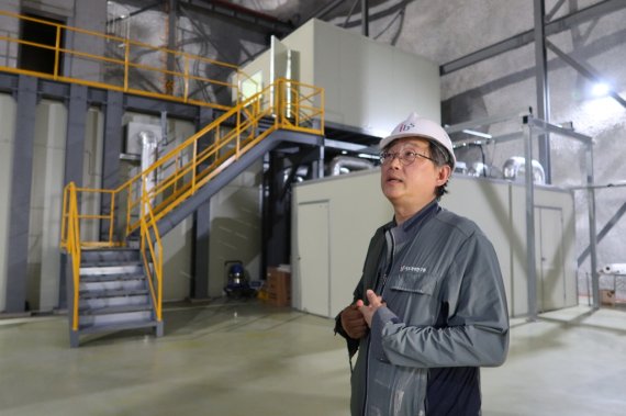 AMoRE 실험실을 설명하는 IBS 관계자 [촬영 문다영]