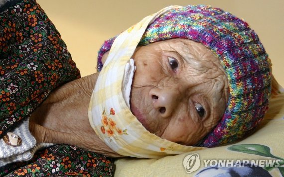 4.3사건의 비극 무명천 할머니 제주4.3사건으로 인한 비극과 고통의 상징인 `무명천 할머니' 진아영(90)씨의 생전 모습. 진 할머니는 경찰이 쏜 총탄에 턱을 잃고 이렇게 천으로 턱을 두른채 55년을 살다가 9일 오전 타계했다./김호천/사회/지방/-기사참조- 2004.9.9. (제주=연합뉴스) khc@yna.co.kr (끝) <저작권자 ⓒ 2004 연 합 뉴 스. 무단전재-재배포 금지.>