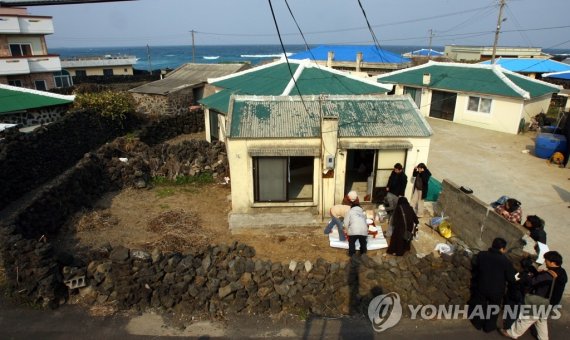 4.3 후유장애 '무명천 할머니'의 생가 4.3 후유 장애 '무명천 할머니'의 생가 (제주=연합뉴스) 김호천 기자 = 제주 4.3사건 당시 턱에 총알을 맞아 평생을 무명천을 감고 살아온 '무명천 할머니'의 제주시 한림읍 월령리 생가. 진아영할머니 삶터 보존위원회 회원들이 이 생가를 다시 꾸며 교육의 현장으로 다시 공개하기로 하고 15일 오전 고사를 지내고 있다. 2008.2.15 <<전국부 기사 참조>> khc@yna.co.kr (끝)