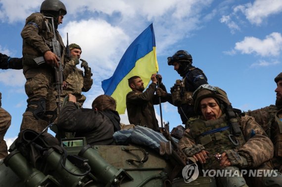 TOPSHOT - 동부전선에서 탈환전을 지속하는 우크라이나군 (Photo by Anatolii Stepanov / AFP)