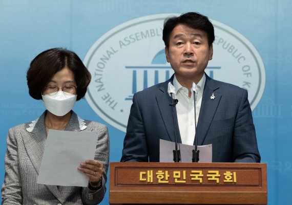 기동민 국회 법제사법위원회 더불어민주당 간사와 민주당 법사위원들이 지난 6일 오전 서울 여의도 국회 소통관에서 유병호 감사원 사무총장 관련 기자 회견을 하고 있다. 국회사진기자단