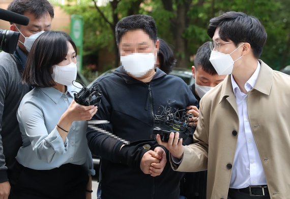 길거리에서 도로 경계석(연석)을 휘둘러 한 시민을 숨지게 한 혐의를 받는 중국 국적 A씨가 지난 5월13일 오전 서울 양천구 서울남부지법에서 열린 구속 전 피의자심문(영장실질심사)에 출석하고 있다. /뉴시스