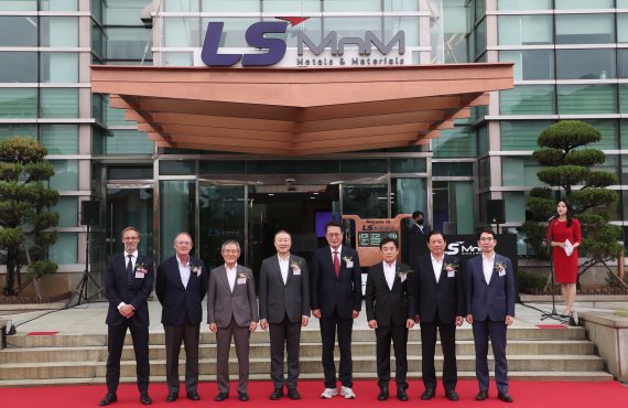 구자은 LS그룹 회장이 6일 오후 울산 울주군 LS MnM 온산제련소에서 열린 신사명 선포식에서 도석구 LS MnM 사장, 박성걸 LS MnM 노조위원장, 이순걸 울주군수 등 내빈들과 사명 현판 제막을 한 뒤 기념 촬영을 하고 있다. 국내 유일 동제련소를 운영하는 LS니꼬동제련은 이날 신사명을 선포하고 LS MnM으로 새롭게 출발한다. 2022.10.6/뉴스1 ⓒ News1 윤일지 기자
