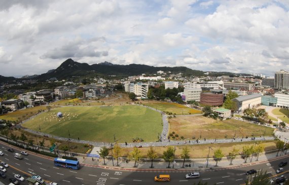 6일 서울 종로구 경복궁 인근 송현동 부지에서 시민들이 산책을 즐기고 있다. 2022.10.6/뉴스1 ⓒ News1 송원영 기자