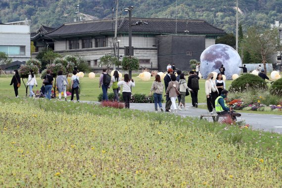 6일 서울 종로구 경복궁 인근 송현동 부지에서 시민들이 산책을 즐기고 있다. 2022.10.6/뉴스1 ⓒ News1 송원영 기자