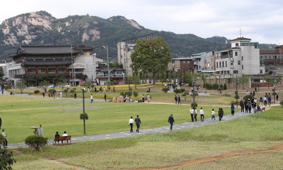 6일 서울 종로구 경복궁 인근 송현동 부지에서 시민들이 산책을 즐기고 있다. 2022.10.6/뉴스1 ⓒ News1 송원영 기자