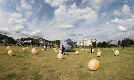 6일 서울 종로구 경복궁 인근 송현동 부지에서 시민들이 산책을 즐기고 있다. 2022.10.6/뉴스1 ⓒ News1 송원영 기자