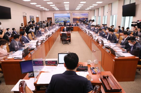 6일 서울 여의도 국회에서 열린 국토교통위원회의 국토교통부 등에 대한 국정감사가 열리고 있다. 사진=뉴스1