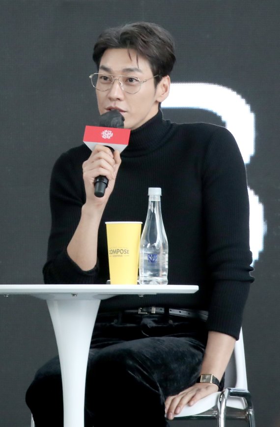 배우 김영광이 6일 오후 부산시 해운대구 영화의전당 BIFFXGENESIS 야외무대에서 진행된 제27회 부산국제영화제(BIFF)의 썸바디 오픈토크에서 인사말을 하고 있다. 2022.10.6/뉴스1 ⓒ News1 김영훈 기자