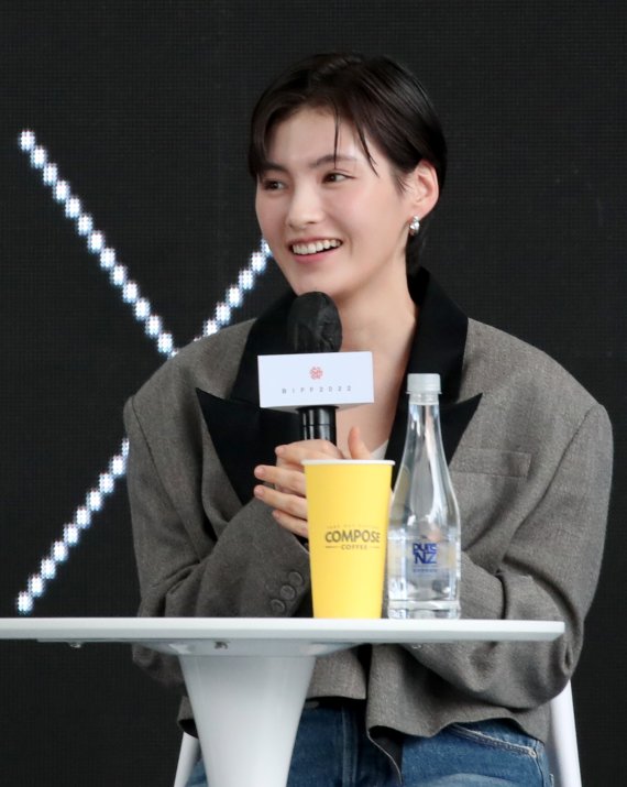 배우 김용지가 6일 오후 부산시 해운대구 영화의전당 BIFFXGENESIS 야외무대에서 진행된 제27회 부산국제영화제(BIFF)의 썸바디 오픈토크에서 인사말을 하고 있다. 2022.10.6/뉴스1 ⓒ News1 김영훈 기자