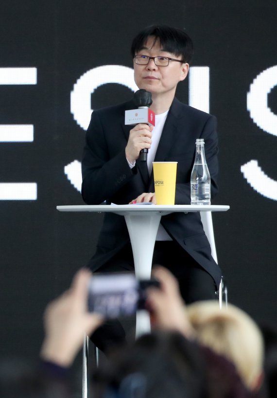 정지우 감독이 6일 오후 부산시 해운대구 영화의전당 BIFFXGENESIS 야외무대에서 진행된 제27회 부산국제영화제(BIFF)의 썸바디 오픈토크에서 인사말을 하고 있다. 2022.10.6/뉴스1 ⓒ News1 김영훈 기자