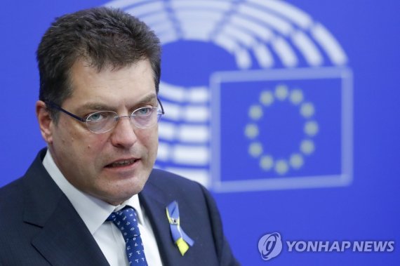 올겨울 유럽에 정전사태 벌어지나…EU "광범위한 정전 가능성" epa09810283 European Commissioner for Humanitarian Aid and Crisis Management, Janez Lenarcic holds a news conference on 'EU solidarity with those fleeing the war in Ukraine', at the European Parliament in Strasbourg, France, 08 March 2022. The plenary session of th