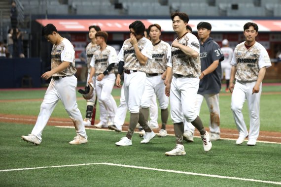 [서울=뉴시스] 백동현 기자 = 8일 오후 서울 구로구 고척스카이돔에서 열린 2022 KBO리그 KT 위즈 대 키움 히어로즈의 경기, 5:5 무승부로 경기를 마친 키움 선수들이 관중들에게 인사하고 더그아웃으로 들어가고 있다. 2022.06.08. livertrent@newsis.com