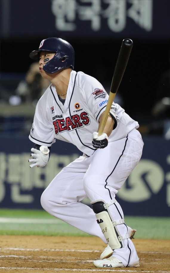 [서울=뉴시스] 김금보 기자 = 5일 오후 서울 송파구 잠실야구장에서 열린 2022 프로야구 SSG랜더스와 두산베어스 경기, 8회말 2사 2루 두산 김민혁이 1타점 안타를 치고 있다. 2022.10.05. kgb@newsis.com