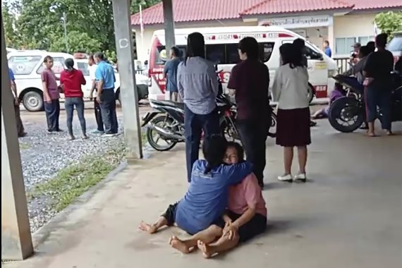 태국 범죄수사국(CIB)은 6일(현지시간) 태국 북부 농부아람푸 마을에서 발생한 총격 용의자의 얼굴 사진을 공개했다. 경찰은 용의자가 마을 어린이집에서 총기를 난사해 34명이 숨졌으며 희생자 대부분이 어린이라고 밝혔다. 전직 경찰관으로 알려진 총격 용의자는 범행 후 부인, 자녀를 살해 후 스스로 목숨을 끊은 것으로 알려졌다. 뉴시스