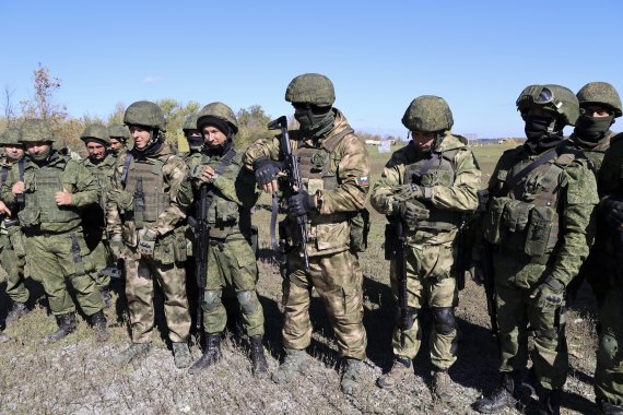 [도네츠크=AP/뉴시스] 5일(현지시간) 우크라이나 동부 도네츠크인민공화국(DPR)의 한 사격장에서 러시아군에 징집된 예비군들이 군사 훈련을 받고 있다. 2022.10.06. /사진=뉴시스